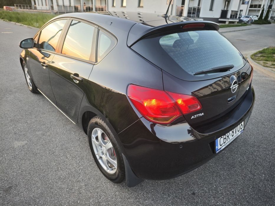 Opel Astra J Bardzo zadbany , pierwsza rejestracja 2011 salon polska