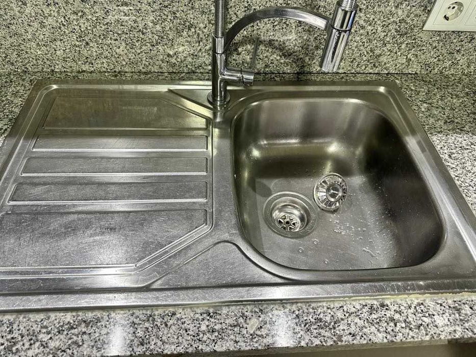 Conjunto de móveis de cozinha em wengé totalmente equipada