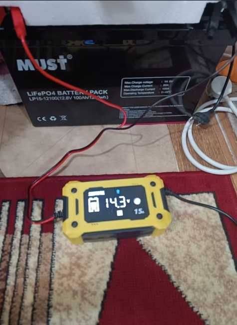 Интеллектуальное зарядное устройство 12V/15A с цветным экраном и десульфататором