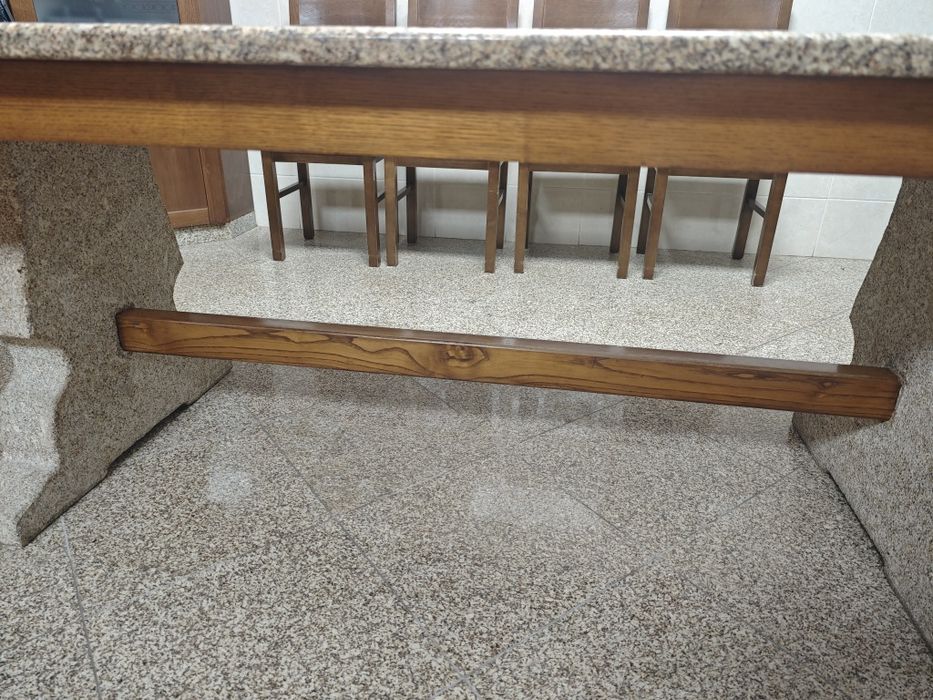 Conjunto  mesa em granito e carvalho maciço + 10 cadeiras madeira maciça 
A mesa e as cadeiras estão em bom estado de conservação. 
2000 € negociavel