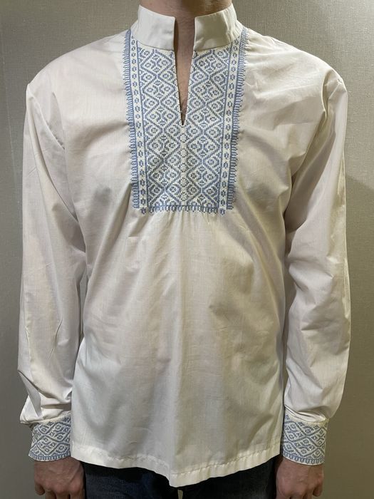 Вишиванка чоловіча ручної роботи з блакитною вишивкою S/M
