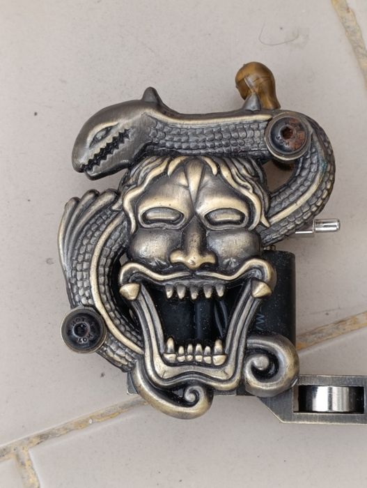 Duas máquinas de tatuagem