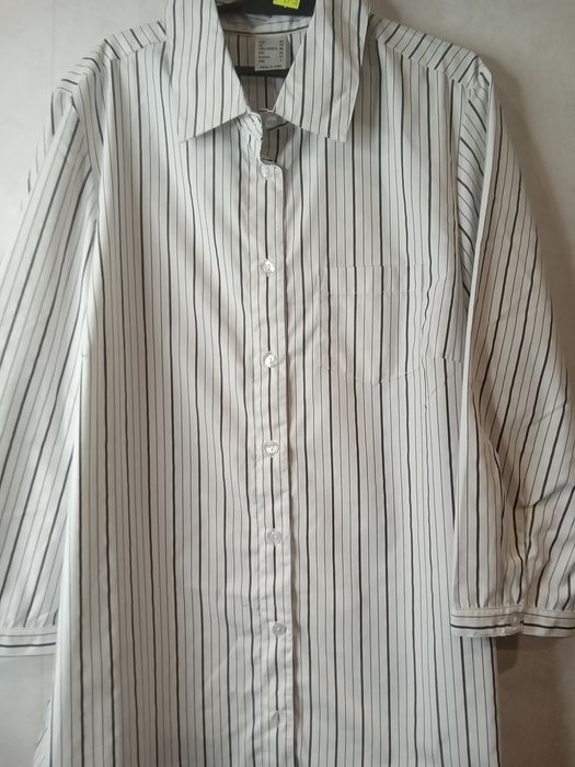 Koszula damska w paski.