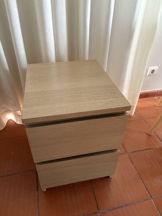 Mobília em excelente estado | Mesa, cadeiras, cómoda e mesas de cabeceira