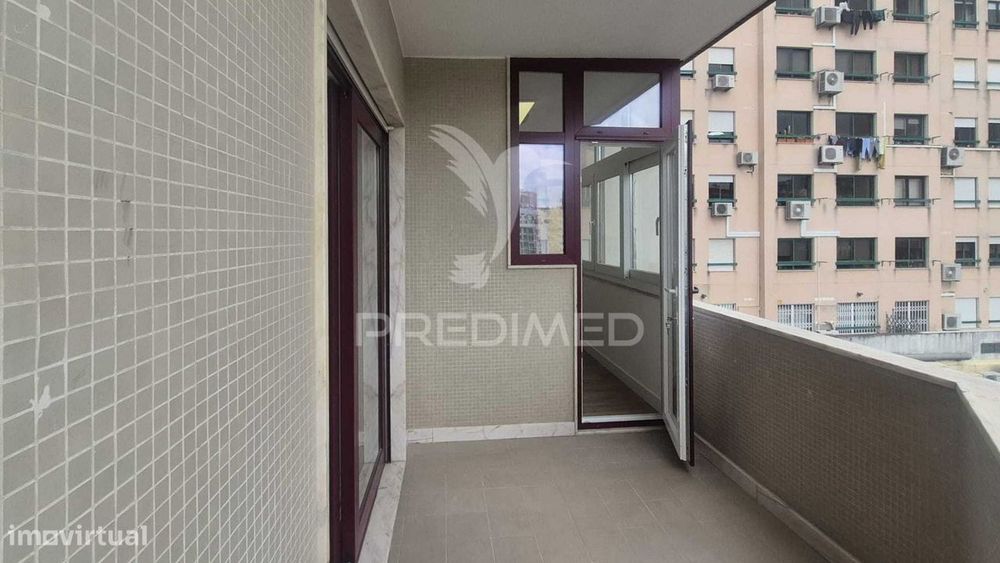 Apartamento T3 totalmente remodelado, situado na prestigiada Estrad...