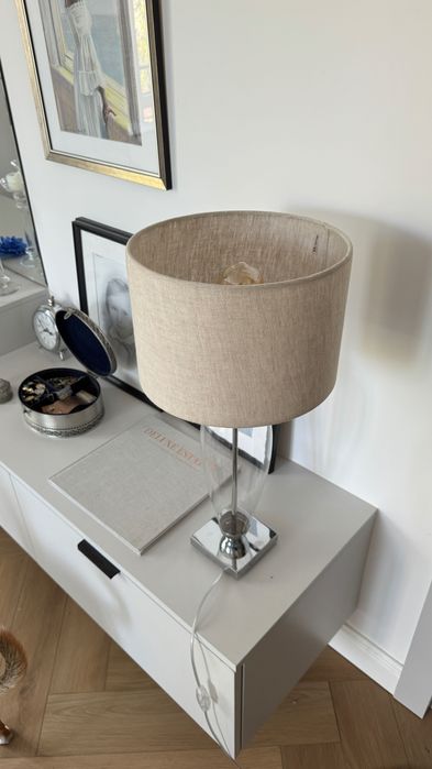 Lampa ozdobna o przezroczystej bazie