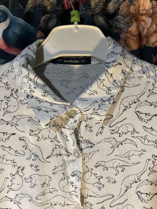 Biala koszula w dinozaury, Medicine