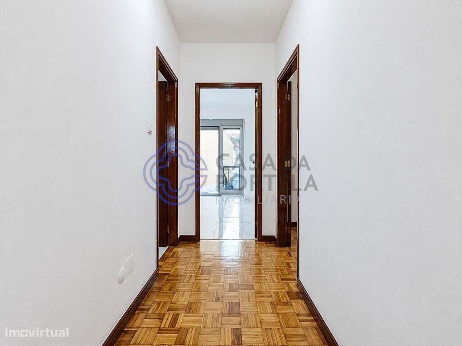Moradia T2 completamente renovada, com terraço e jardim, a menos de 5