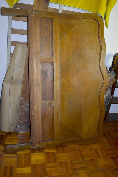 Cama Queen Anne em madeira entalhada – para restauro