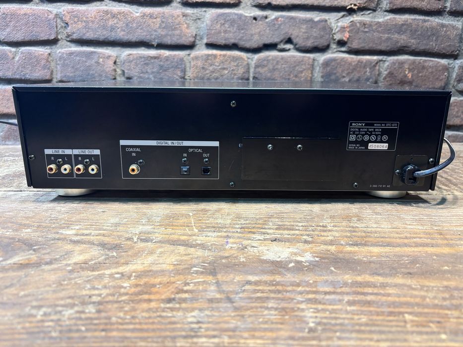 Magnetofon cyfrowy DAT Sony DTC 670