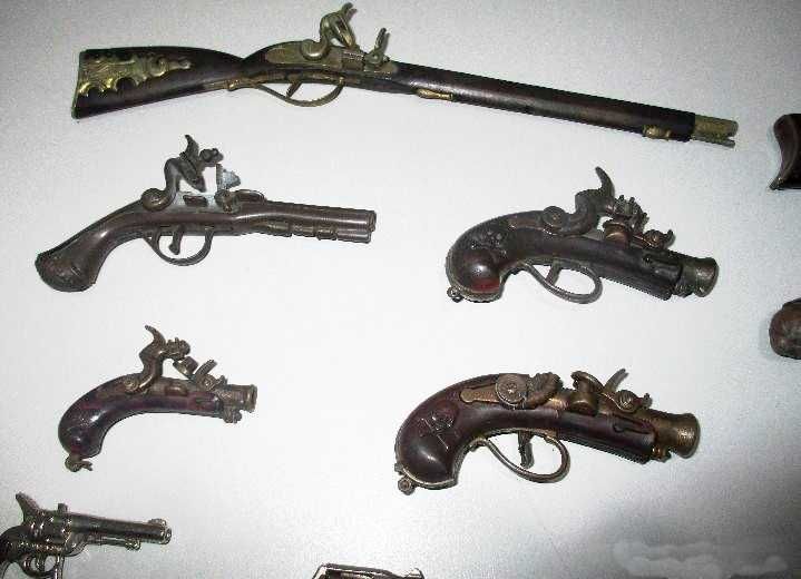 13 antigas pistolas miniaturas de fulminantes de vários formatos