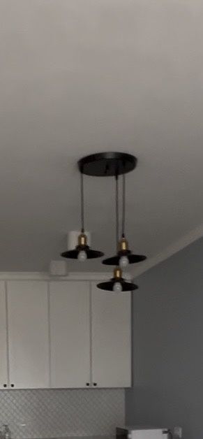 Czarna lampa z 3 światłami