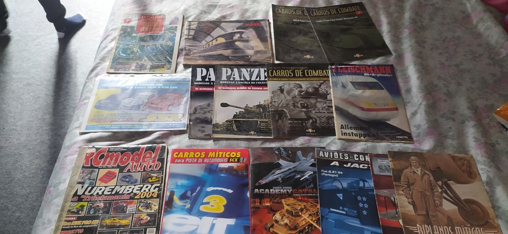 Vendo avião de montar e livros antigos