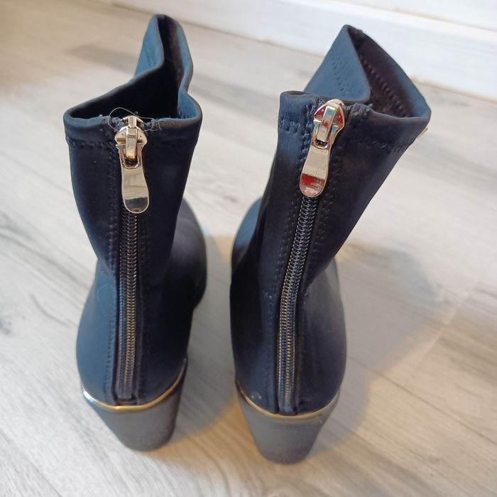 Czarne botki-koturna