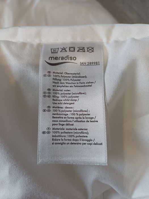 Komplet pościeli do łóżeczka.