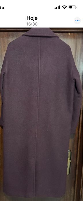 Sobretudo bordeaux da marca Pull&Bear.