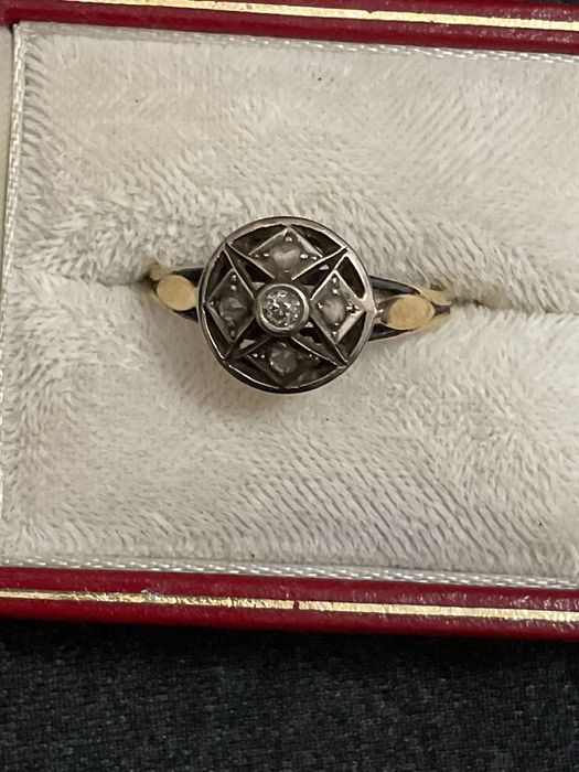 Anel de senhora com pedras e detalhes nas laterais