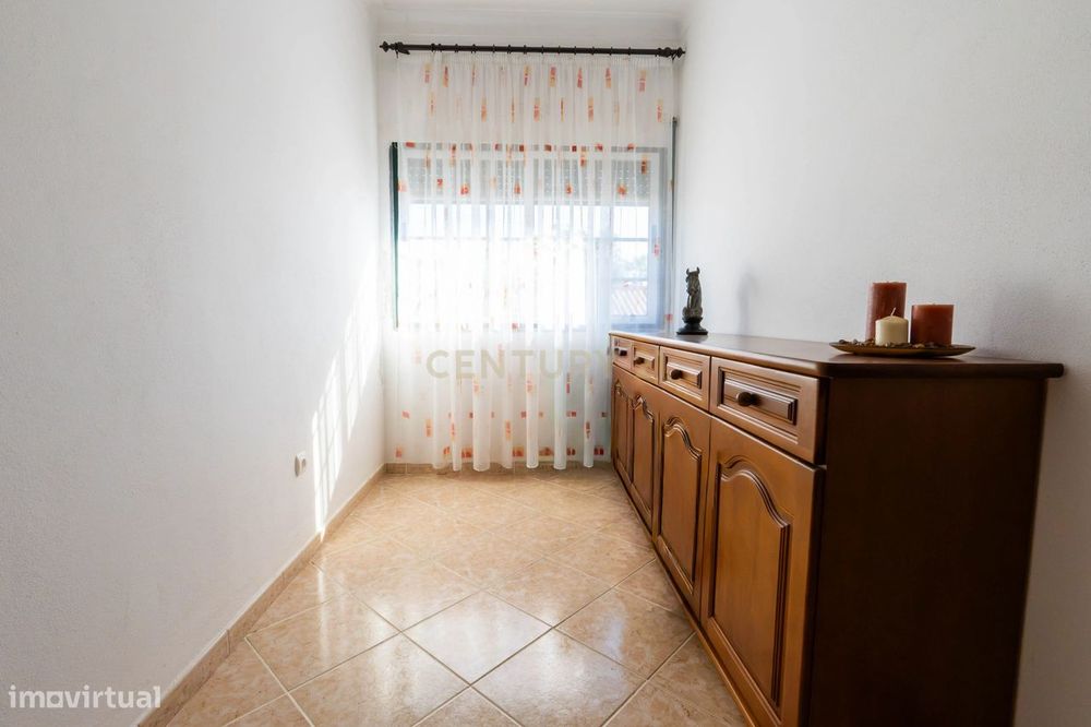 Moradia T4 Mobilada e Equipada com Garagem e Anexo no Bairro do Altinh