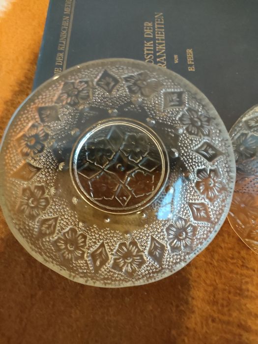 Komplet 6 ozdobnych szklanych miseczek w stylu retro – idealne do dese