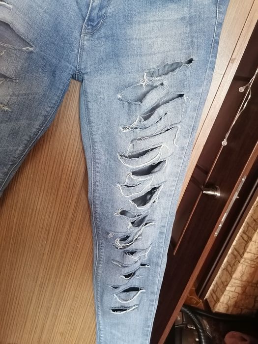 Spodnie jeansy Tally Weijl z dziurami