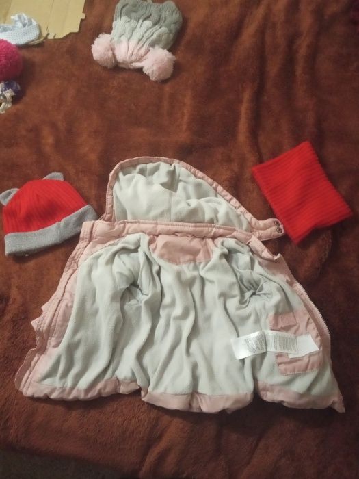 Курточка для дівчинки і шапочка в подарунок.