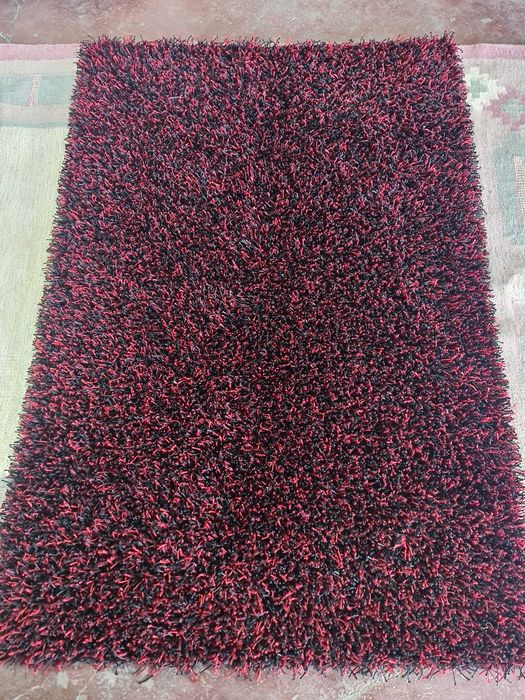 Tapete Novo – Preto e Vermelho com Pelo