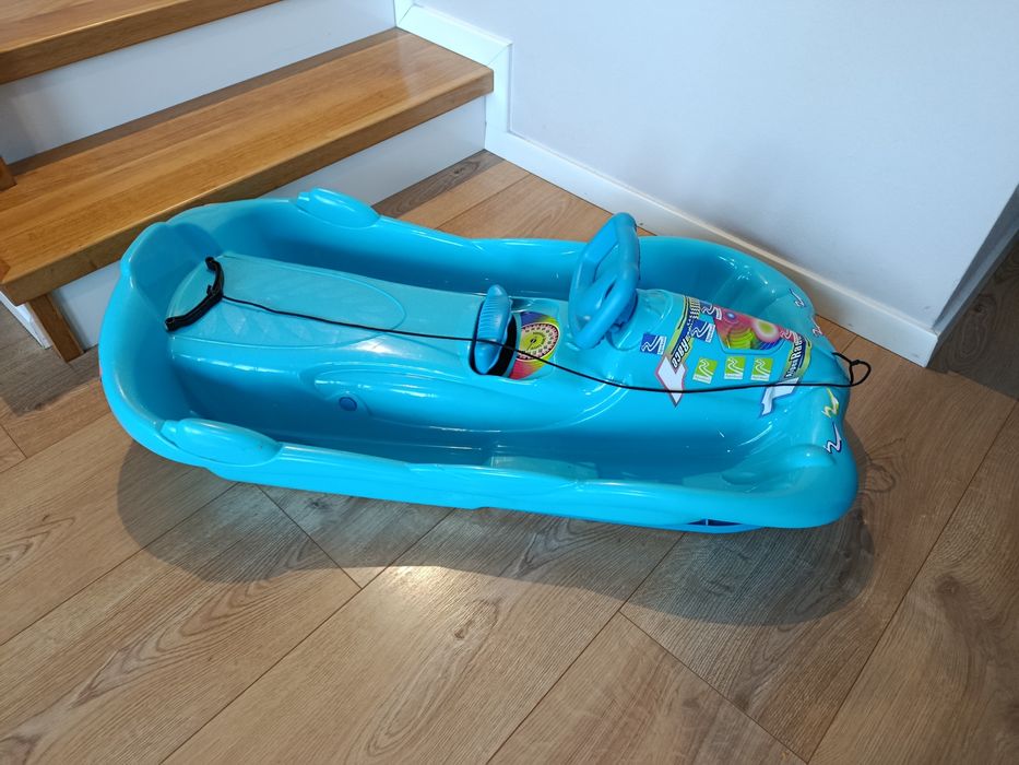 Sanki plastikowe z kierownicą