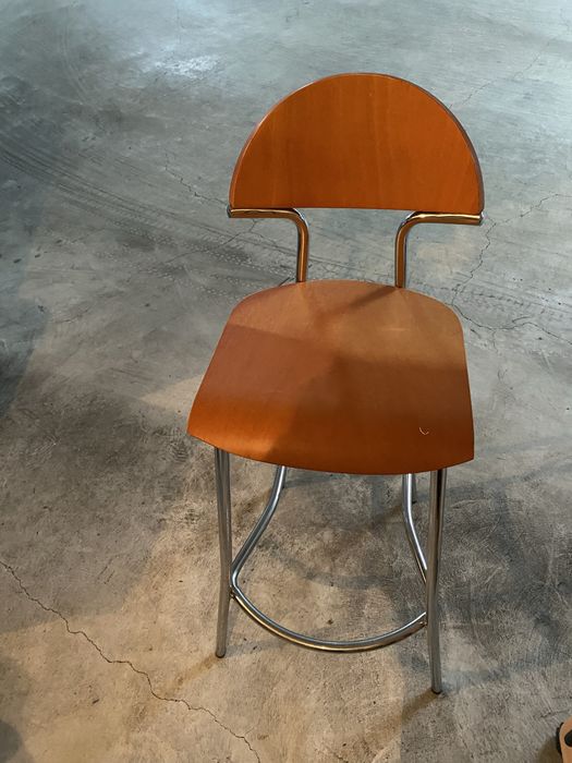 Bancos em madeira e metal