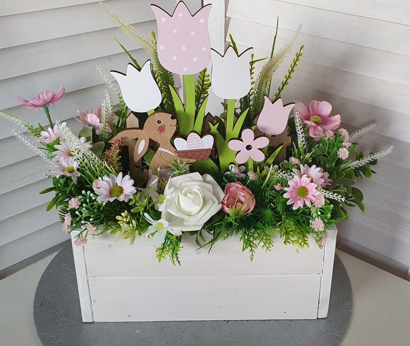 Wiosenna dekoracja, skrzynka, zajączek