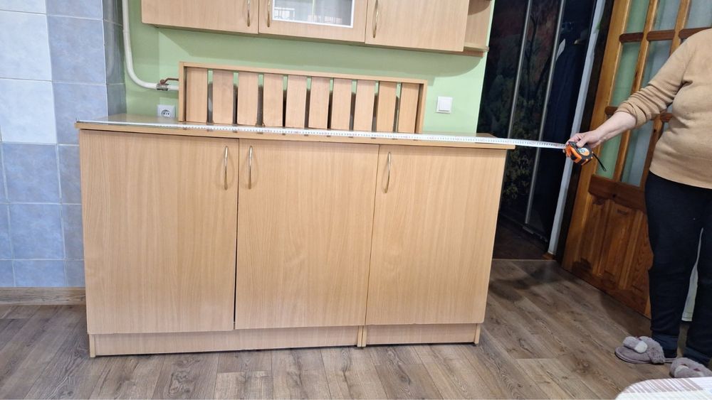 Охайна кухня з газовою плитою і рукомийником