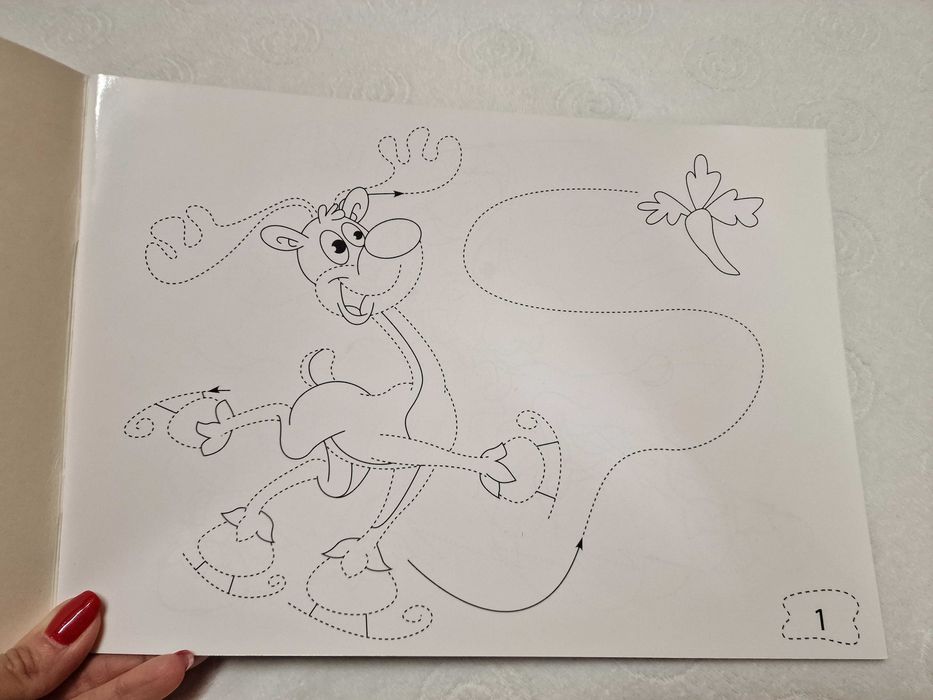 Książeczka do ćwiczeń grafomotorycznych "Rysuj z reniferem"