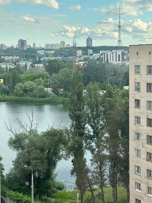 Продам 1к квартира Оболонь Левко Лук'яненко 2/4 Цегляний будинок Укриття Вид на озеро Метро 10 хв