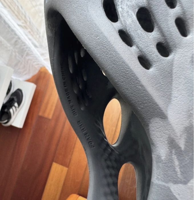 Yeezy foam cinzentas