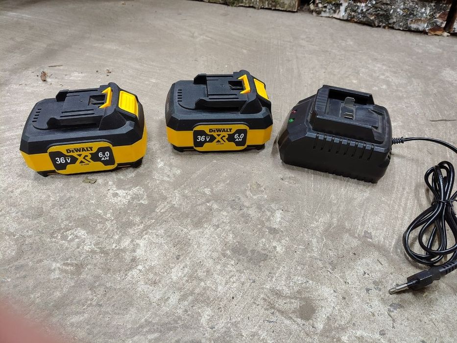 Два акумулятори і зарядна станція