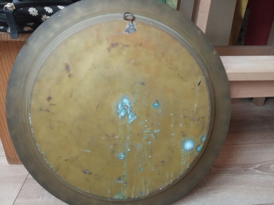 Dois pratos decorativos em metal