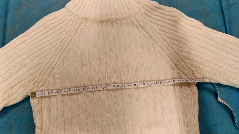 Piękny biały sweter golf