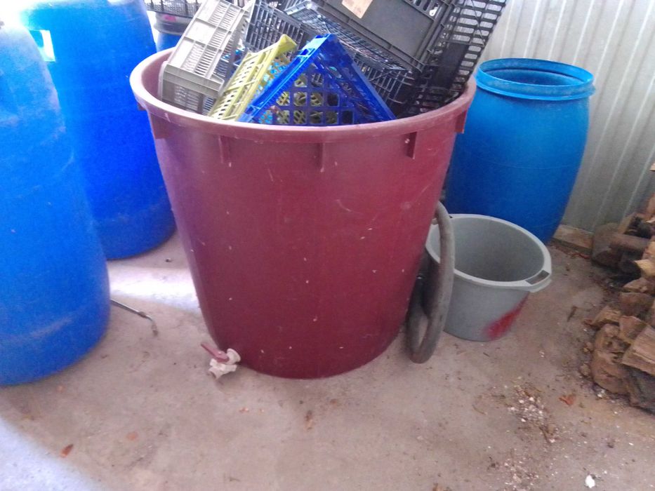 Tina para vinho com torneira.