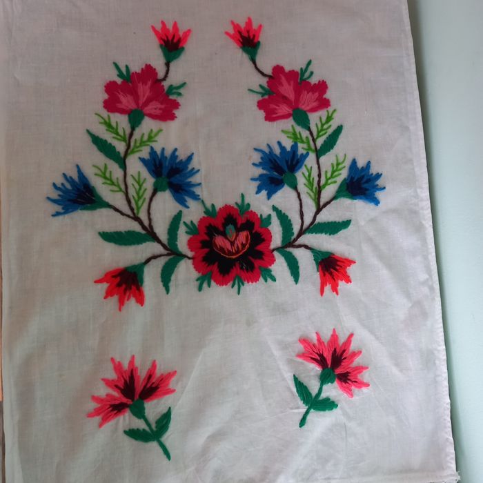 Продаю вишитий рушник та скатертину