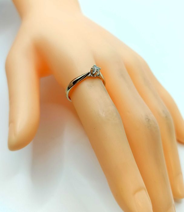 Złoty pierścionek z Brylantem 0,137 Pr.585 W:2,02gr Roz.15