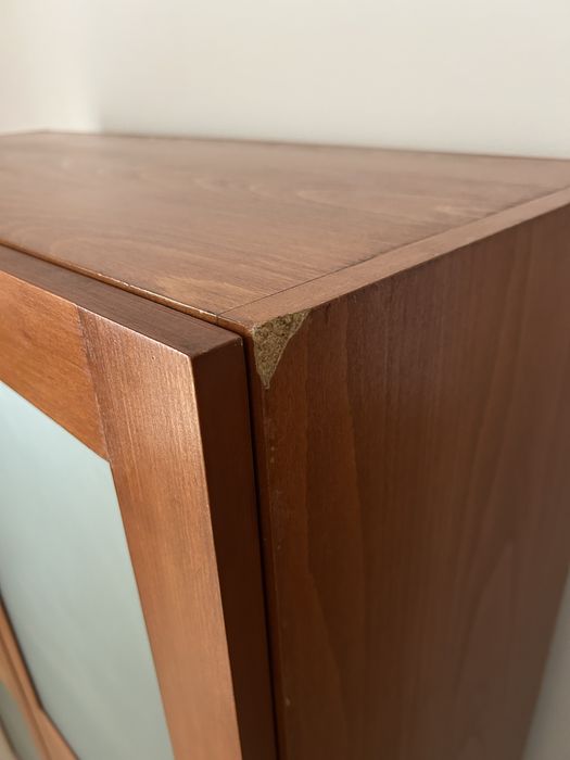 Movel com portas e prateleiras em Faia