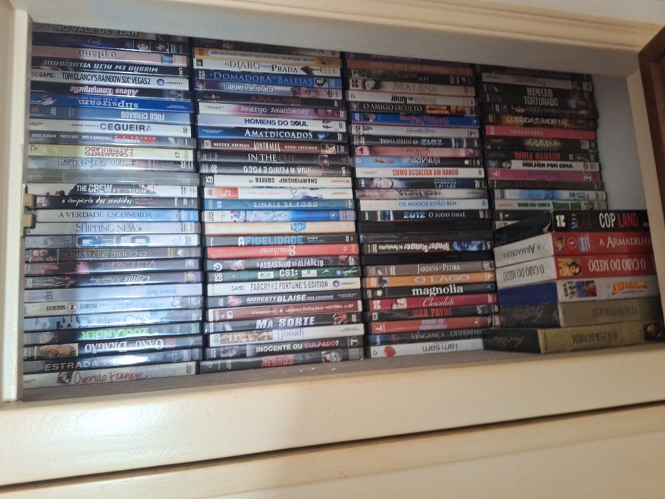 Mais de 300 filmes em DVD e cassetes BETA e VHS impecaveis