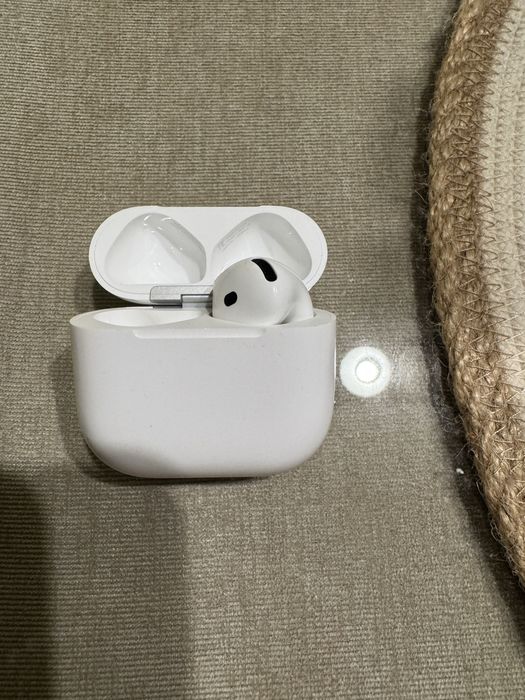 Кейс і правий навушник Apple AirPods 4 без активного шумопоглинання