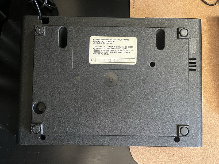 Konsola Atari 2600  + Uno Cart  wygląda jak nowa.