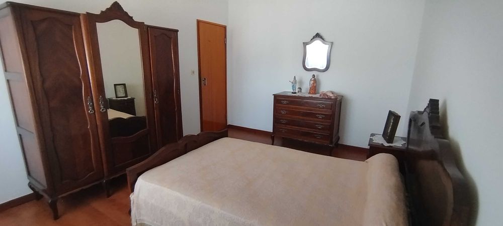 Quarto Completo Antigo em Madeira Maciça – Roupeiro, Cama, Cómoda e Mesas de Cabeceira