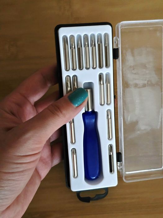 Отвертка с набором бит