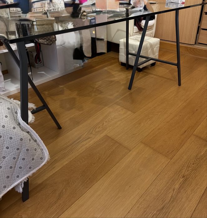 Mesa em vidro temperado estilo industrial moderno