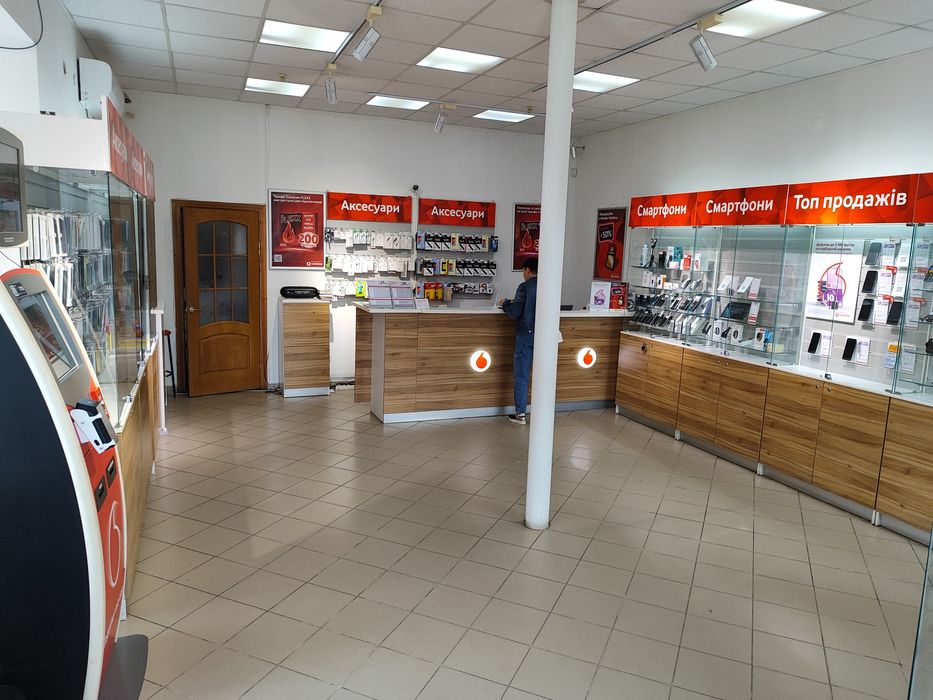 Розпродаж вітрин з моб. салону