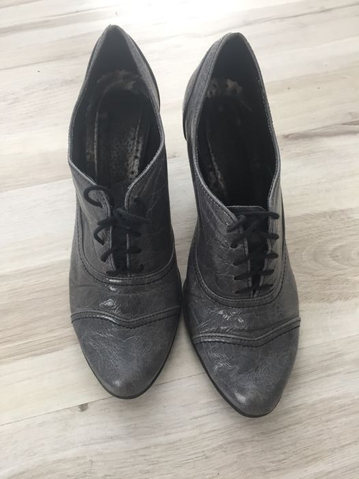 Szare botki na obcasie lakierowane wiązane 36