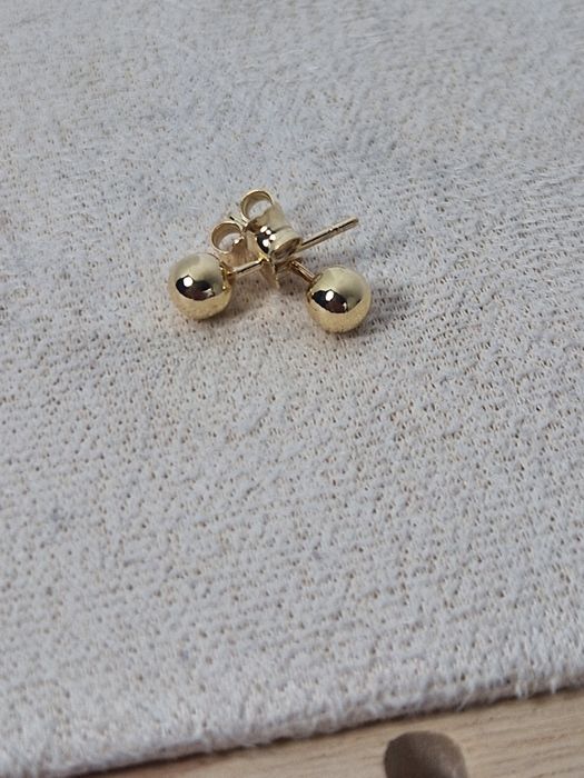 Złote kolczyki wkręty kuleczki kulki