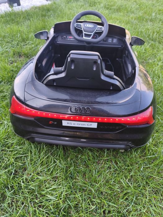 Auto Audi na akumulatory